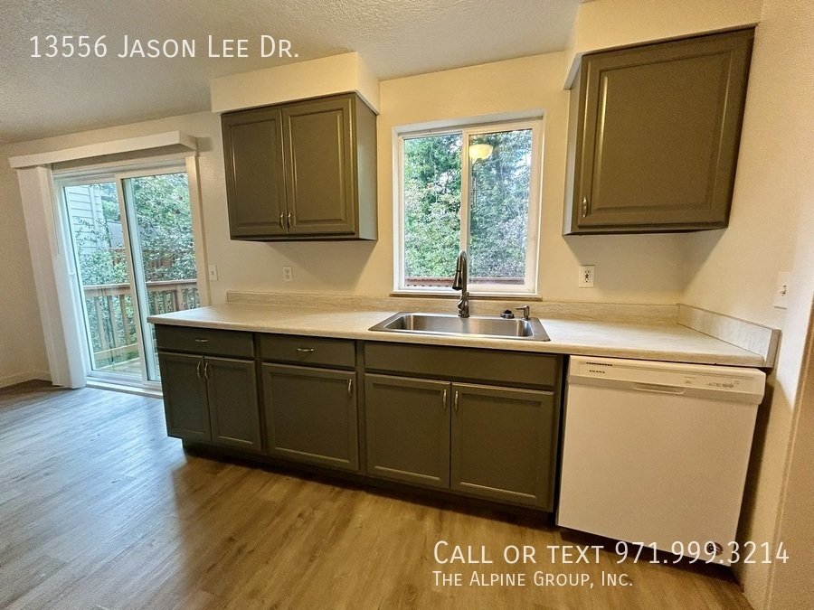 🪵 Cozy Oregon City Home with Spacious Private Deck property image