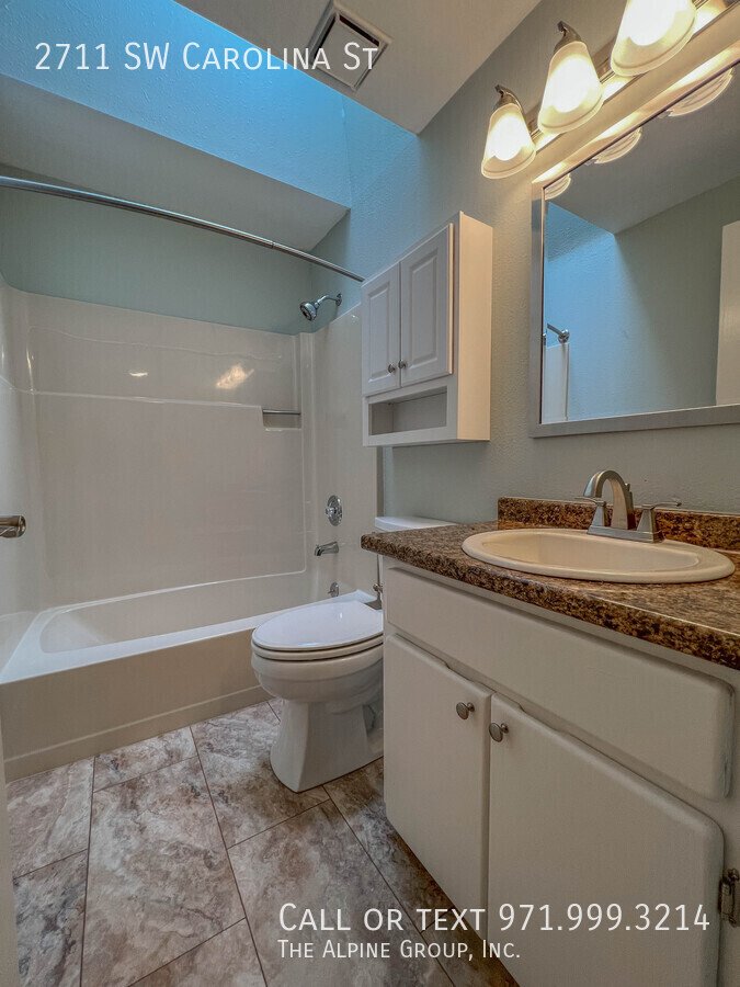 🌿 18-mo Lease! Green & Serene: A Bright, Private SW Portland Retreat property image