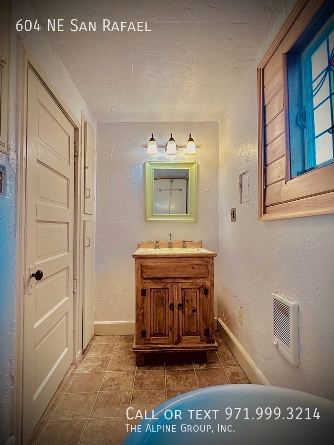 🕰️ Timeless Irvington Carriage House with Vintage Charm property image