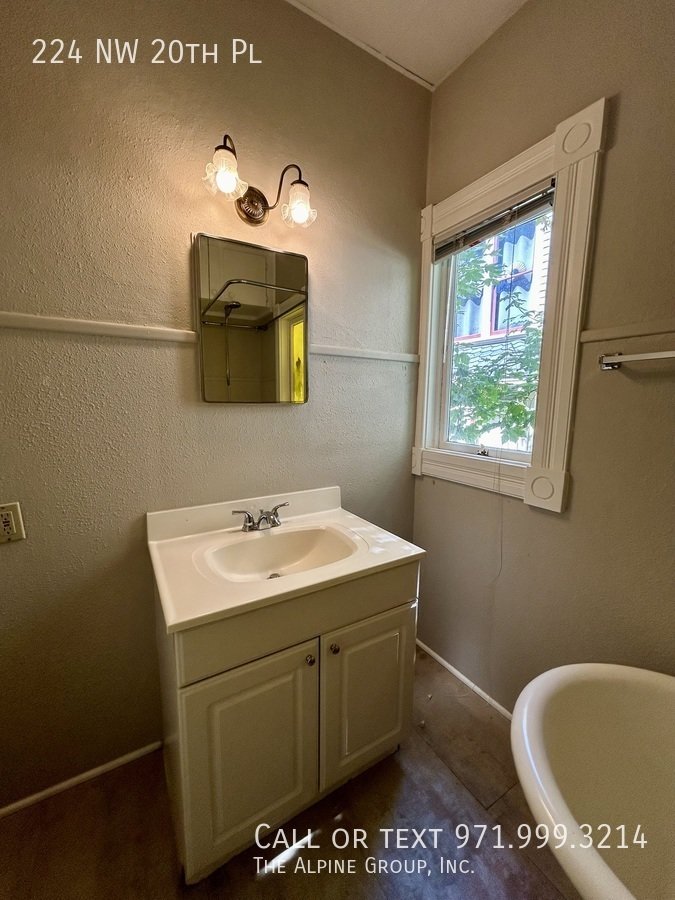 🌿 Timeless Portland Victorian in Prime Location property image