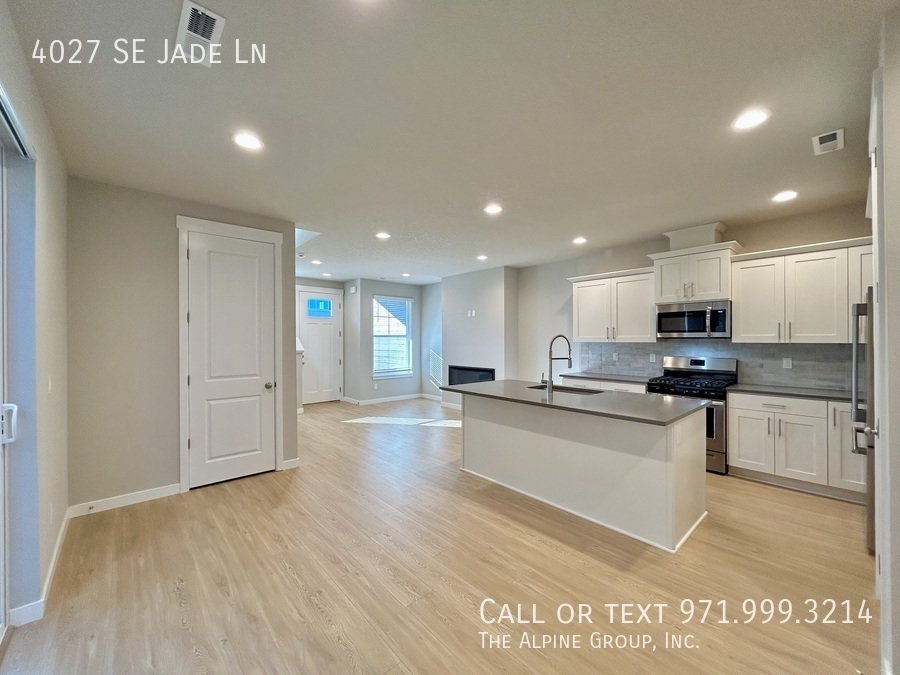 🛋️ Stylish 2024 Build with Dual Primary Suites property image