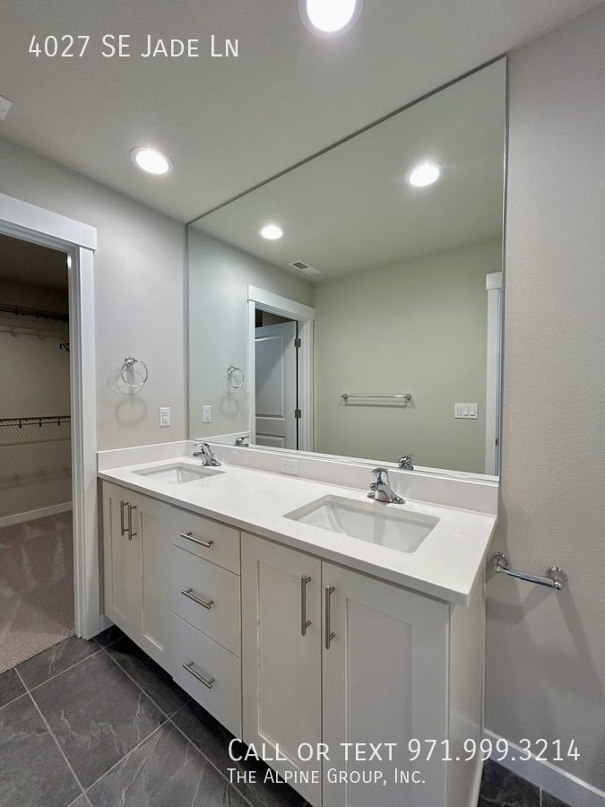 🛋️ Stylish 2024 Build with Dual Primary Suites property image