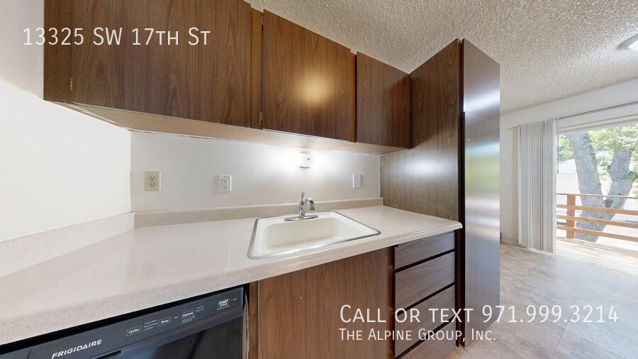 🌞 Bright Upstairs 1-Bed with Balcony & In-Unit W/D 🧺 property image