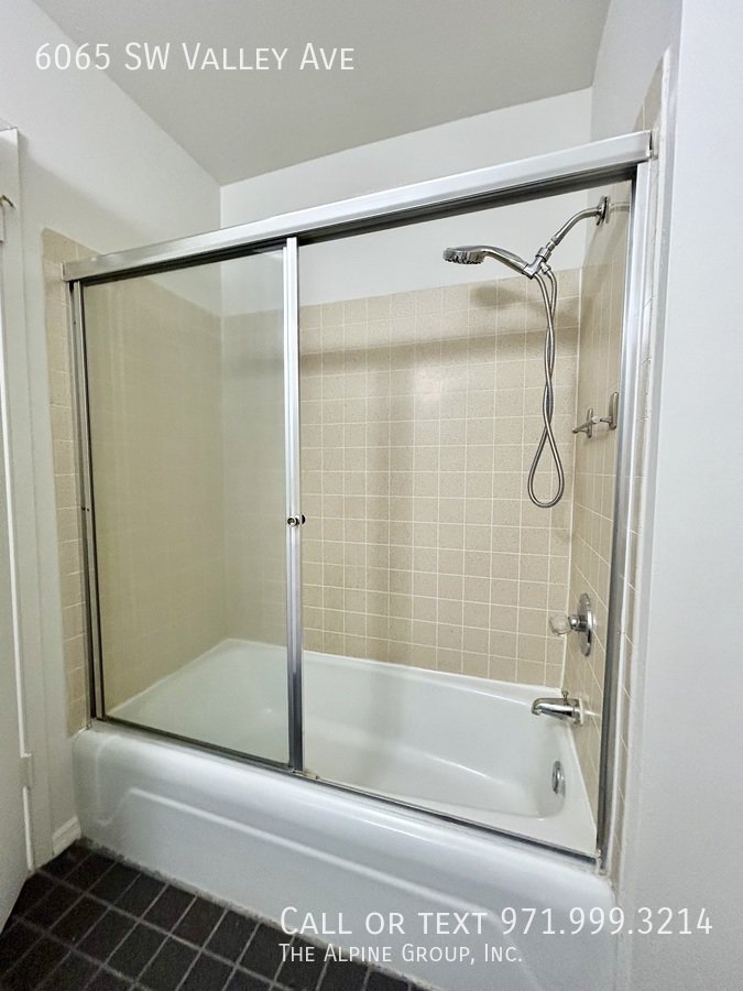 $500 OFF FIRST MONTH - Charming 2-Bedroom Townhome off Allen 🏡 property image