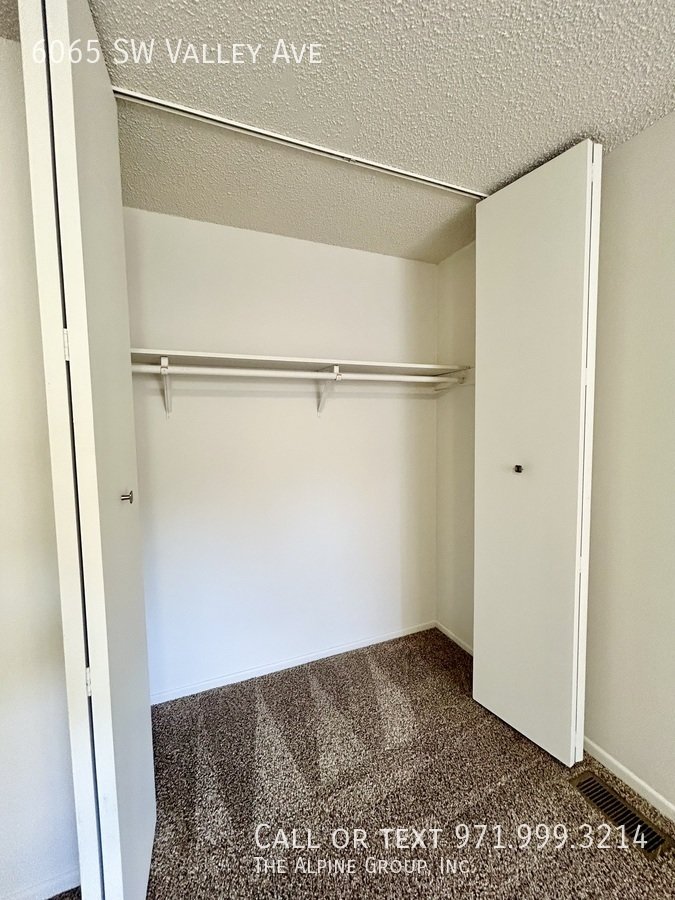 $500 OFF FIRST MONTH - Charming 2-Bedroom Townhome off Allen 🏡 property image