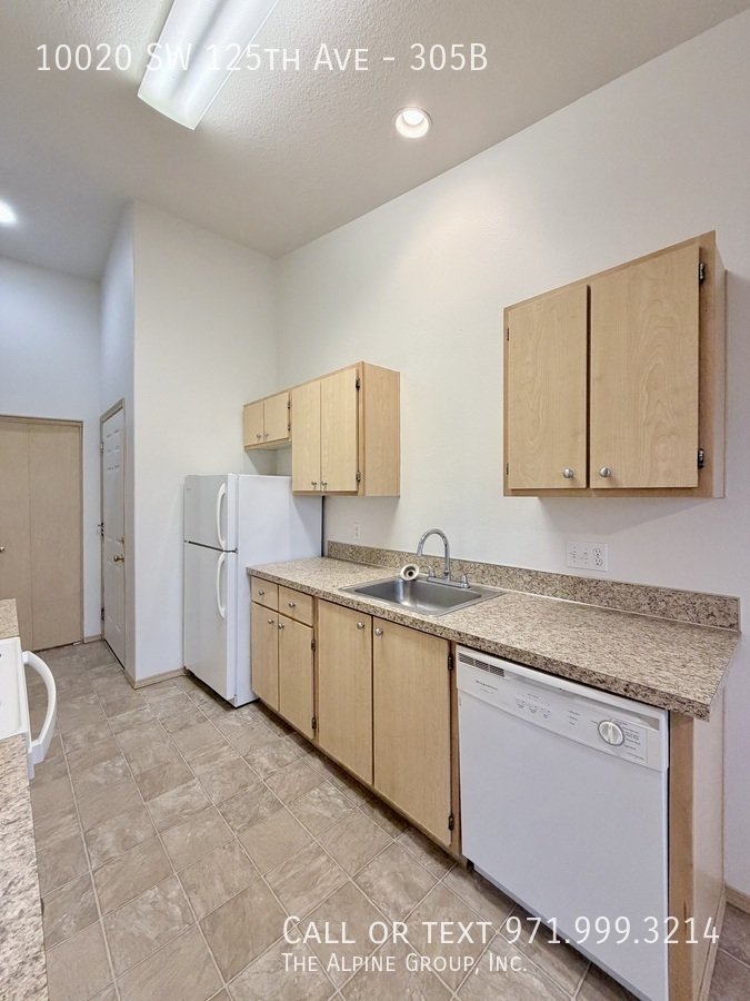 🌤️ Top-Floor 2-Bed with Vaulted Ceilings & Balcony 🌤️ property image