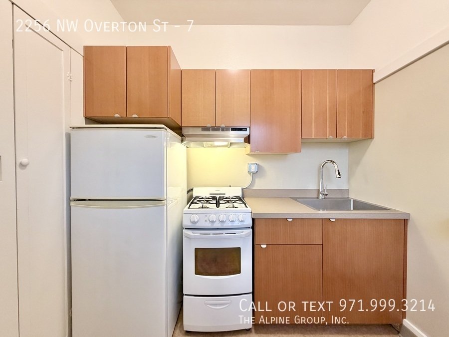 Top Floor Studio Near 23rd! Secure Building! property image