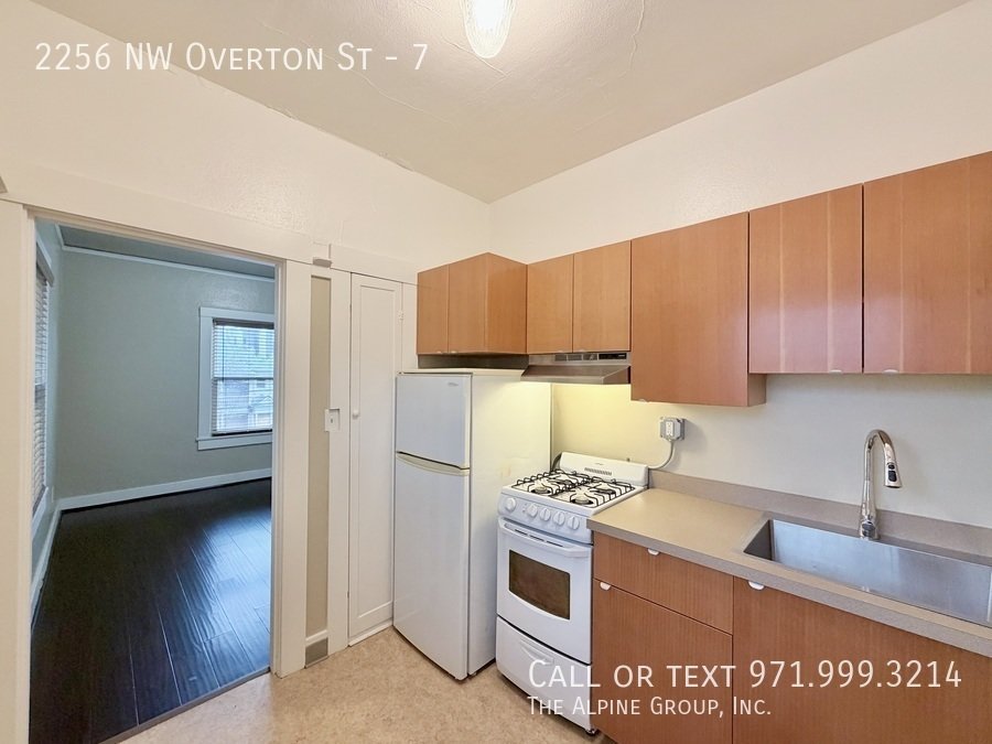 Top Floor Studio Near 23rd! Secure Building! property image