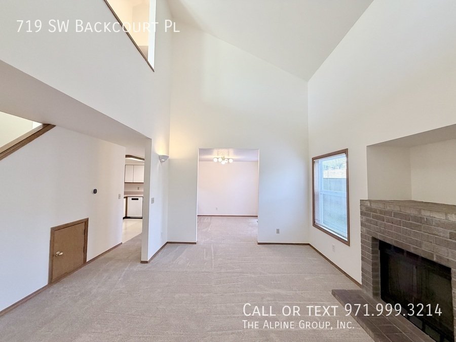 ✨ Vaulted Ceilings, Arched Windows & Natural Light Galore property image