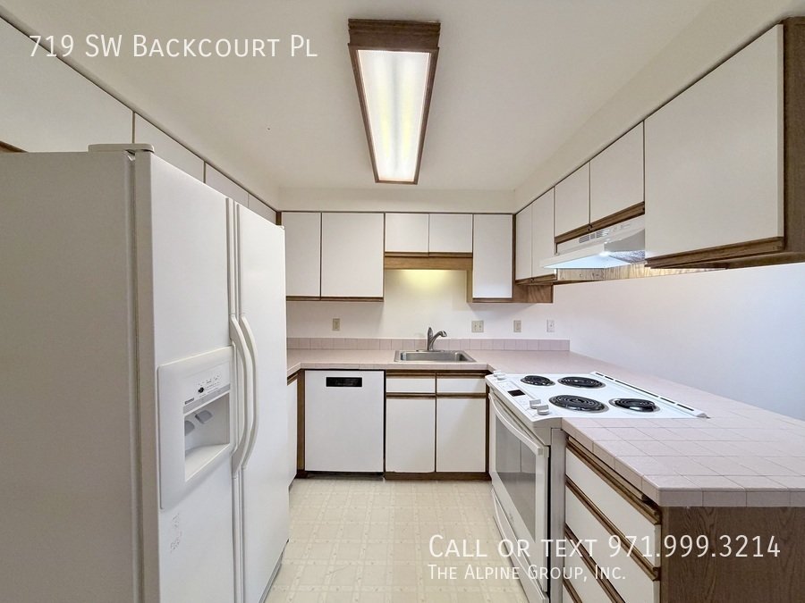 ✨ Vaulted Ceilings, Arched Windows & Natural Light Galore property image