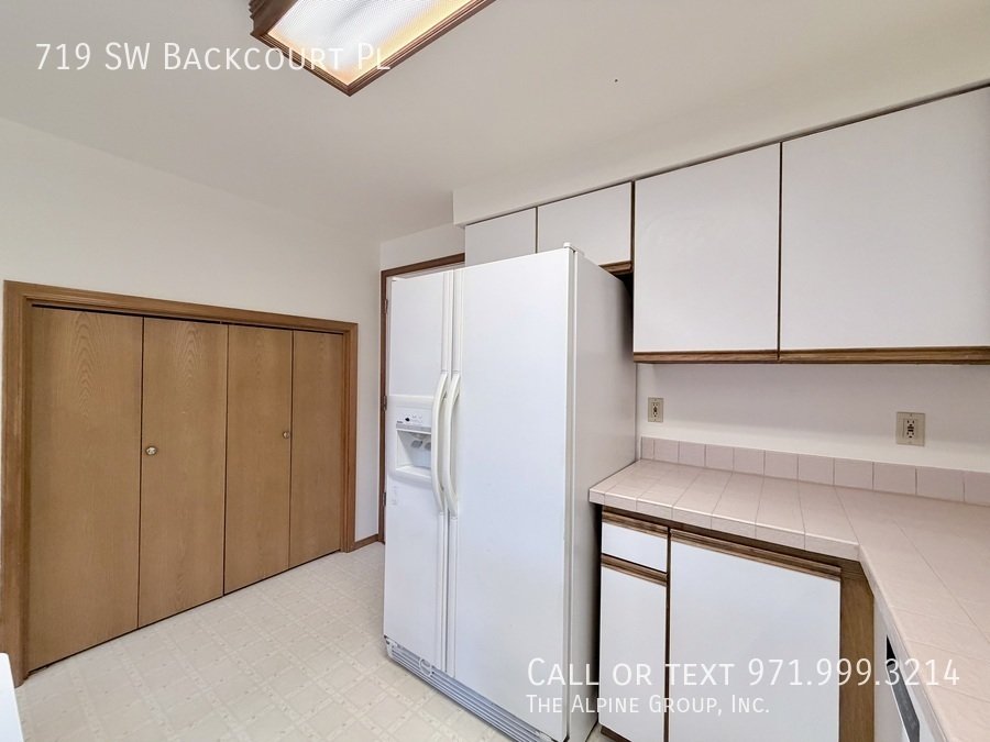 ✨ Vaulted Ceilings, Arched Windows & Natural Light Galore property image