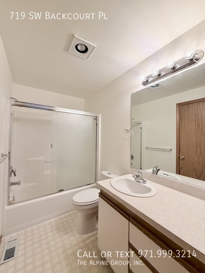 ✨ Vaulted Ceilings, Arched Windows & Natural Light Galore property image