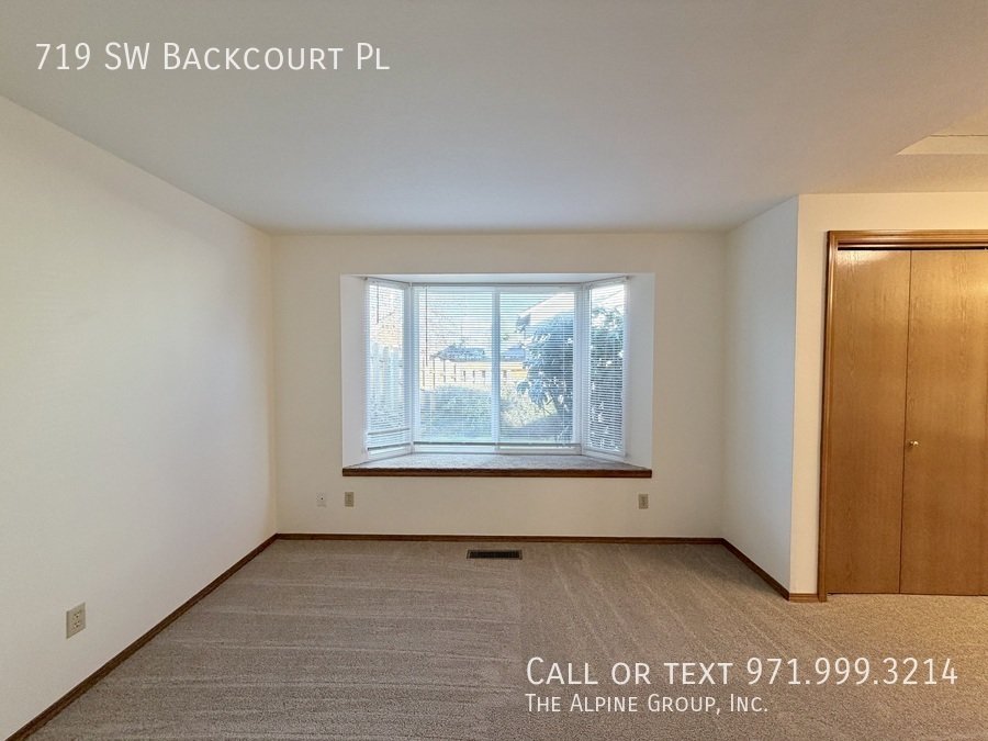 ✨ Vaulted Ceilings, Arched Windows & Natural Light Galore property image