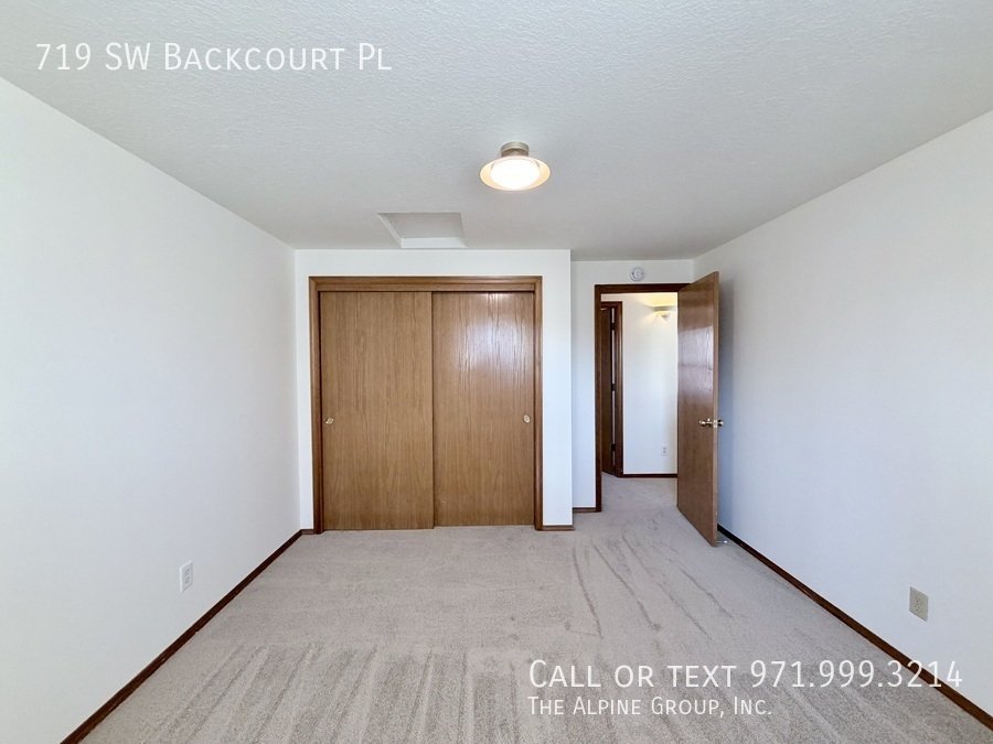 ✨ Vaulted Ceilings, Arched Windows & Natural Light Galore property image