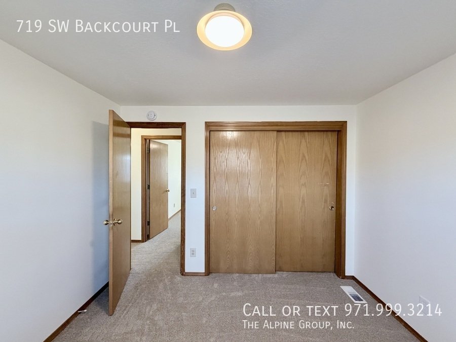 ✨ Vaulted Ceilings, Arched Windows & Natural Light Galore property image