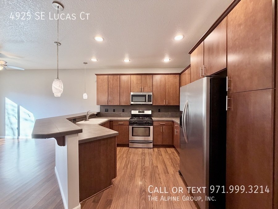 🧺 Washer/Dryer Included + Brand-New Carpet 🔑 Move-In Ready Milwaukie Condo property image