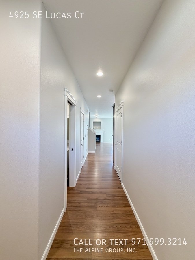 🧺 Washer/Dryer Included + Brand-New Carpet 🔑 Move-In Ready Milwaukie Condo property image