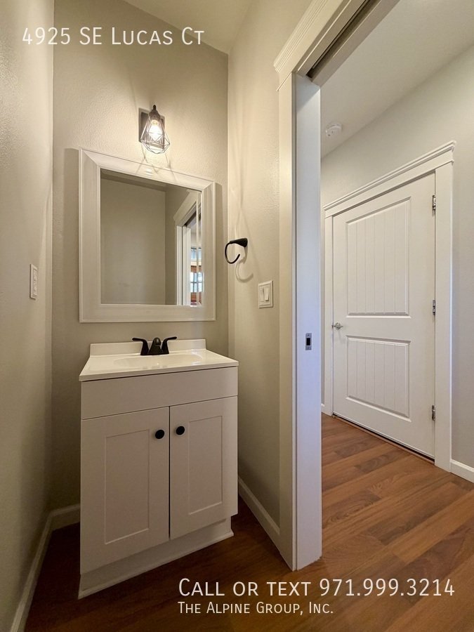 🧺 Washer/Dryer Included + Brand-New Carpet 🔑 Move-In Ready Milwaukie Condo property image