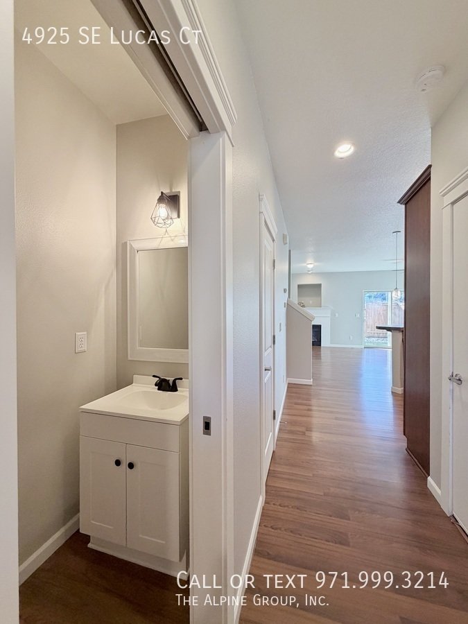 🧺 Washer/Dryer Included + Brand-New Carpet 🔑 Move-In Ready Milwaukie Condo property image