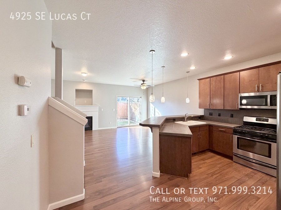 🧺 Washer/Dryer Included + Brand-New Carpet 🔑 Move-In Ready Milwaukie Condo property image