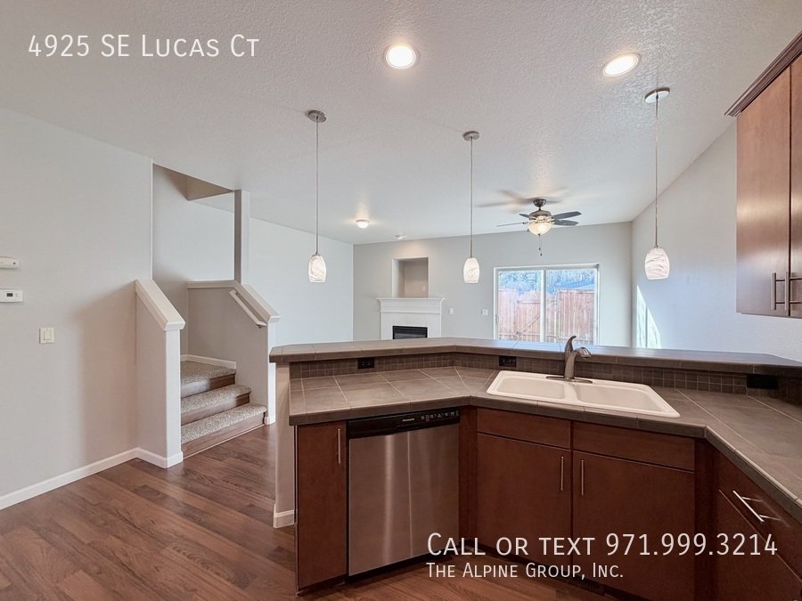 🧺 Washer/Dryer Included + Brand-New Carpet 🔑 Move-In Ready Milwaukie Condo property image