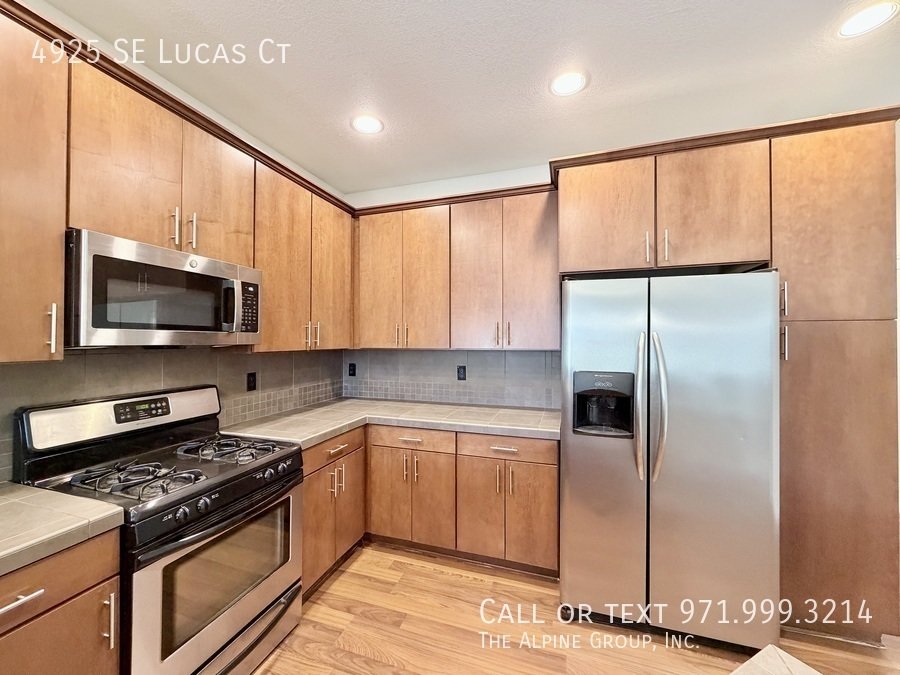 🧺 Washer/Dryer Included + Brand-New Carpet 🔑 Move-In Ready Milwaukie Condo property image