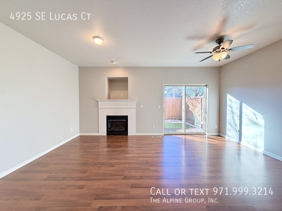 🧺 Washer/Dryer Included + Brand-New Carpet 🔑 Move-In Ready Milwaukie Condo property image