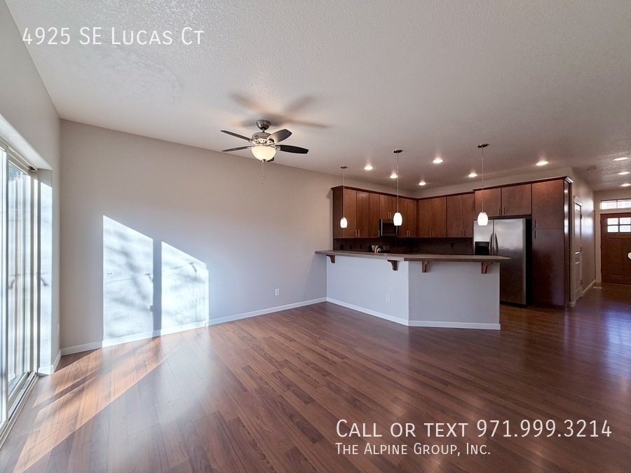 🧺 Washer/Dryer Included + Brand-New Carpet 🔑 Move-In Ready Milwaukie Condo property image