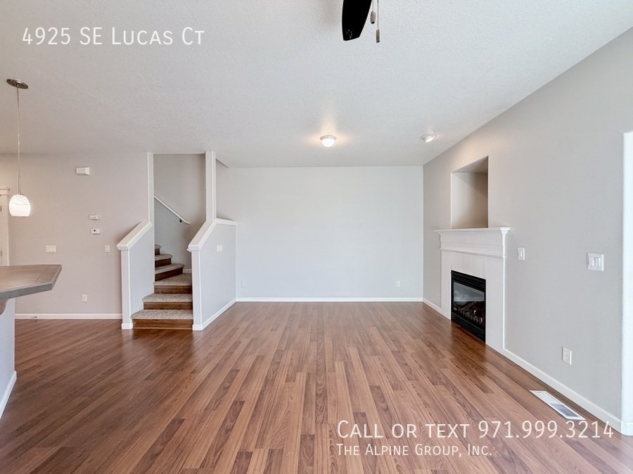 🧺 Washer/Dryer Included + Brand-New Carpet 🔑 Move-In Ready Milwaukie Condo property image