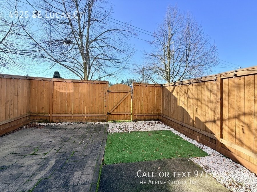 🧺 Washer/Dryer Included + Brand-New Carpet 🔑 Move-In Ready Milwaukie Condo property image