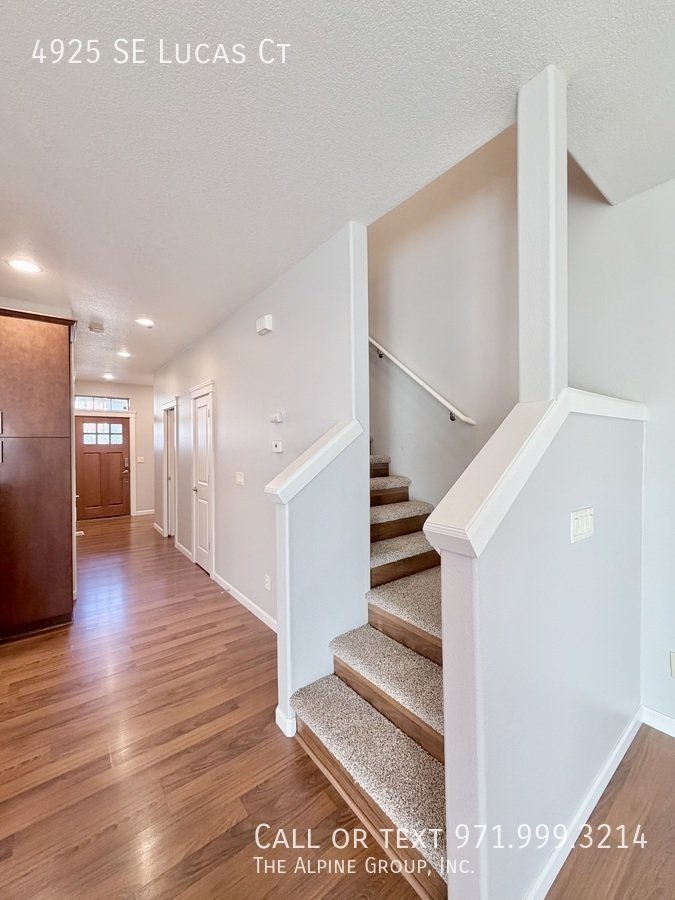 🧺 Washer/Dryer Included + Brand-New Carpet 🔑 Move-In Ready Milwaukie Condo property image