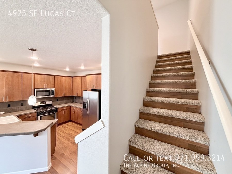 🧺 Washer/Dryer Included + Brand-New Carpet 🔑 Move-In Ready Milwaukie Condo property image