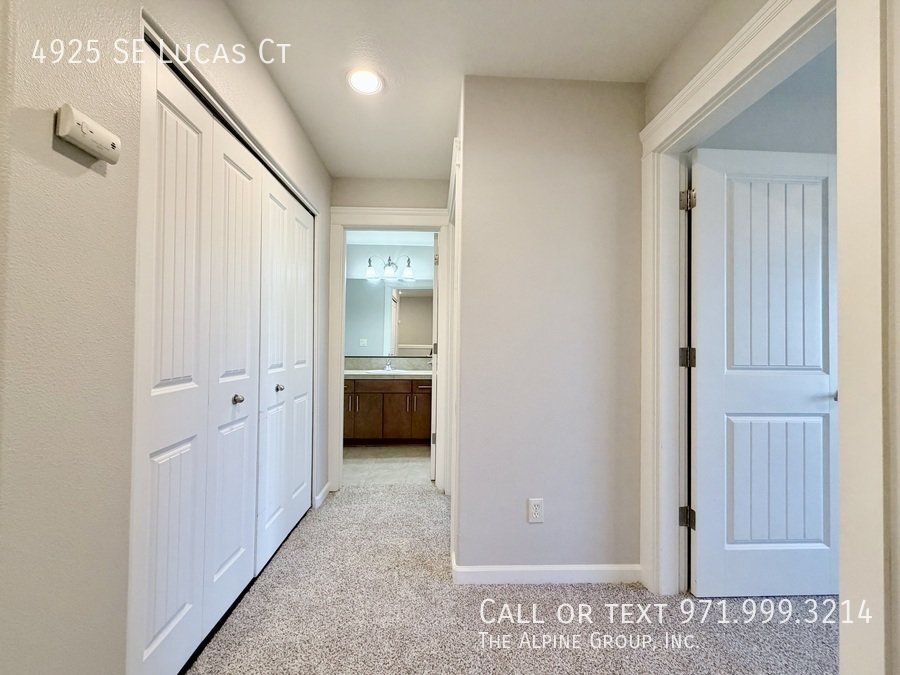 🧺 Washer/Dryer Included + Brand-New Carpet 🔑 Move-In Ready Milwaukie Condo property image