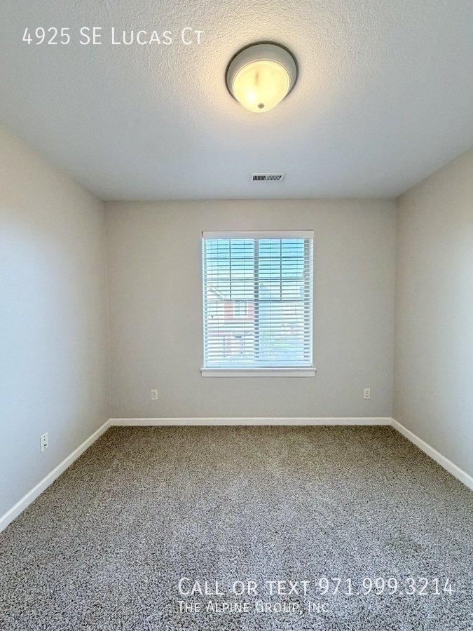 🧺 Washer/Dryer Included + Brand-New Carpet 🔑 Move-In Ready Milwaukie Condo property image