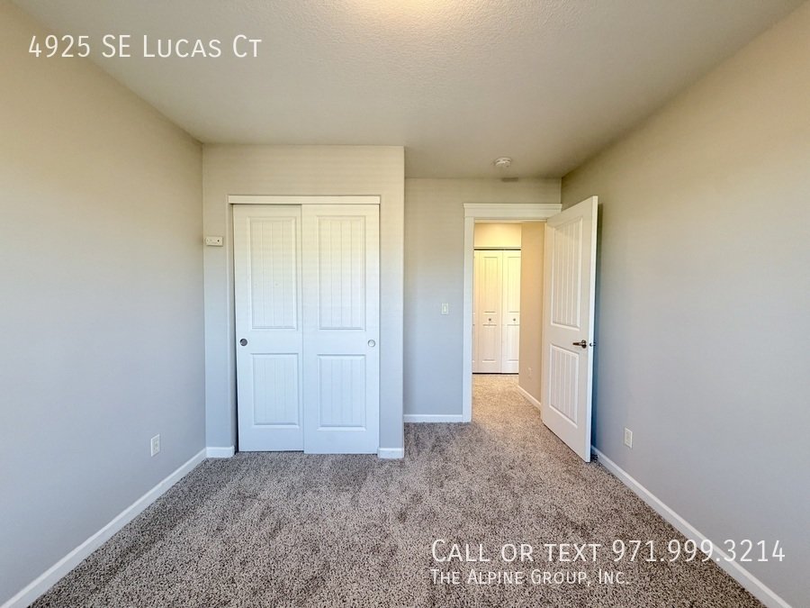 🧺 Washer/Dryer Included + Brand-New Carpet 🔑 Move-In Ready Milwaukie Condo property image