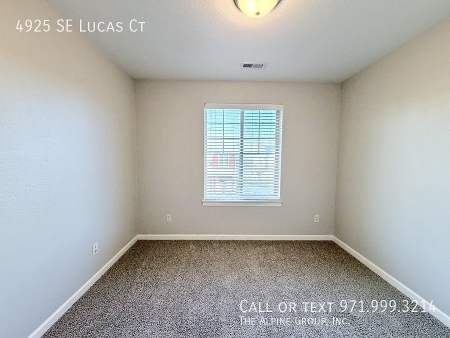 🧺 Washer/Dryer Included + Brand-New Carpet 🔑 Move-In Ready Milwaukie Condo property image