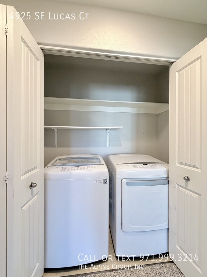 🧺 Washer/Dryer Included + Brand-New Carpet 🔑 Move-In Ready Milwaukie Condo property image