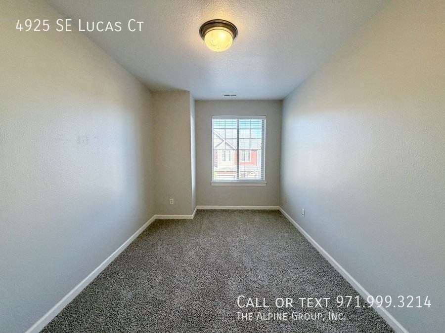 🧺 Washer/Dryer Included + Brand-New Carpet 🔑 Move-In Ready Milwaukie Condo property image