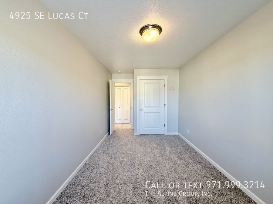 🧺 Washer/Dryer Included + Brand-New Carpet 🔑 Move-In Ready Milwaukie Condo property image