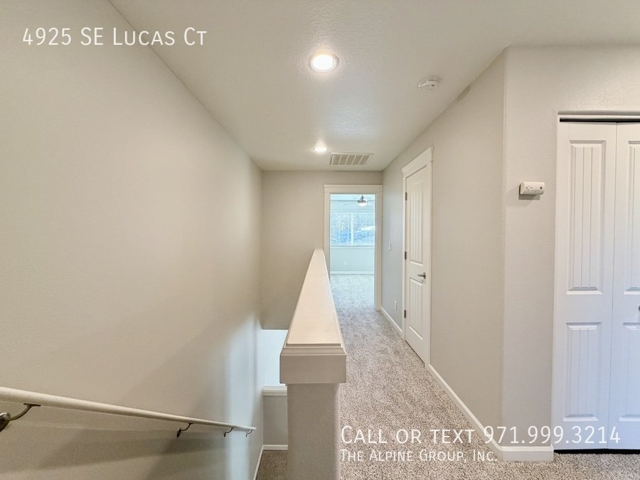 🧺 Washer/Dryer Included + Brand-New Carpet 🔑 Move-In Ready Milwaukie Condo property image