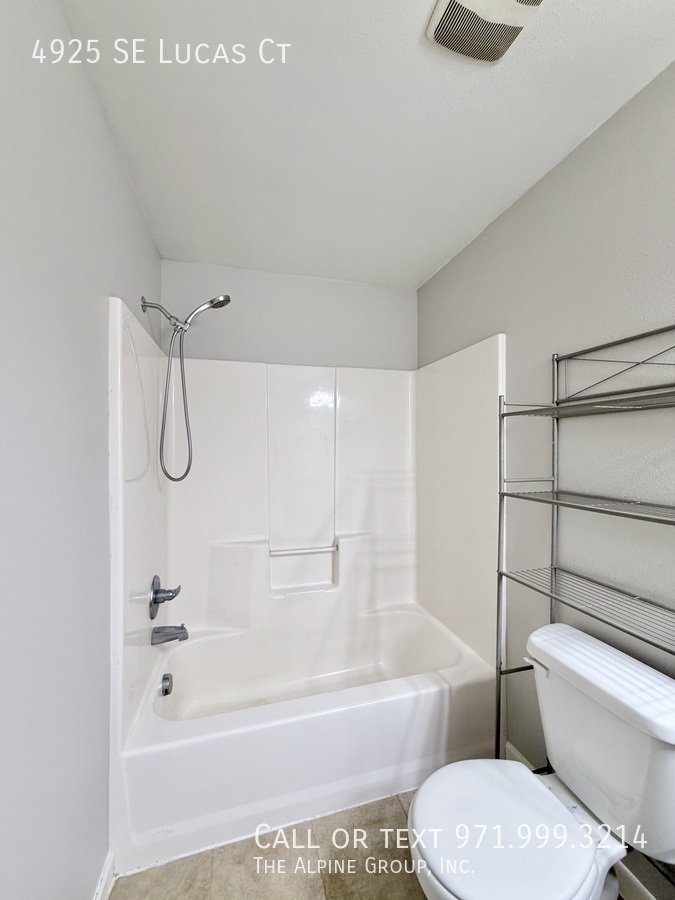 🧺 Washer/Dryer Included + Brand-New Carpet 🔑 Move-In Ready Milwaukie Condo property image