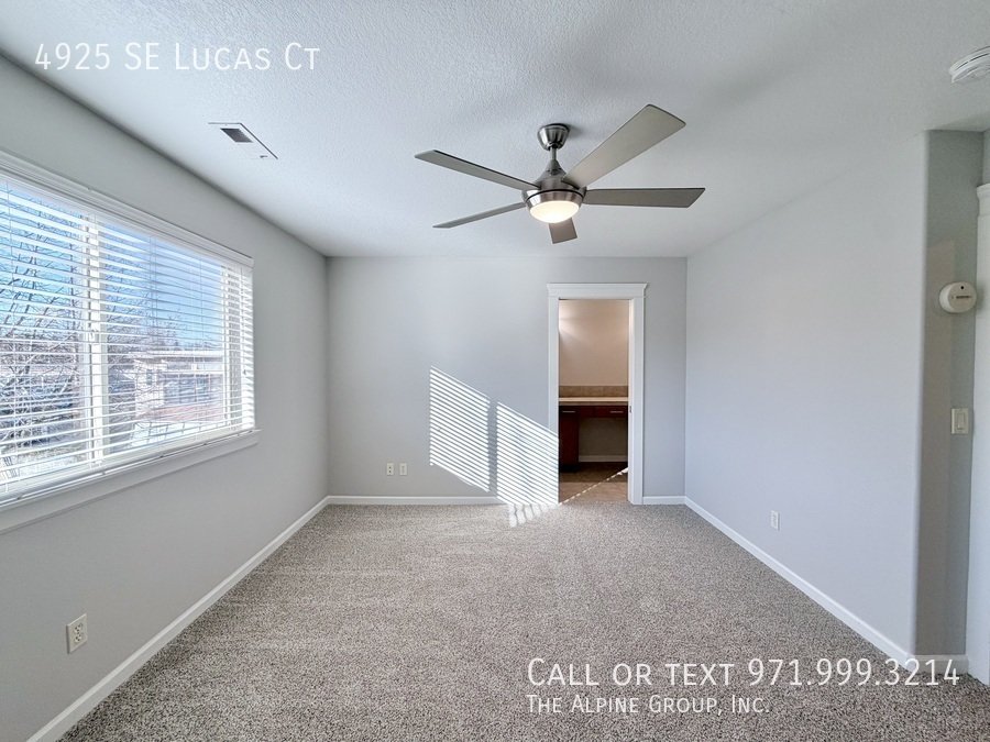 🧺 Washer/Dryer Included + Brand-New Carpet 🔑 Move-In Ready Milwaukie Condo property image