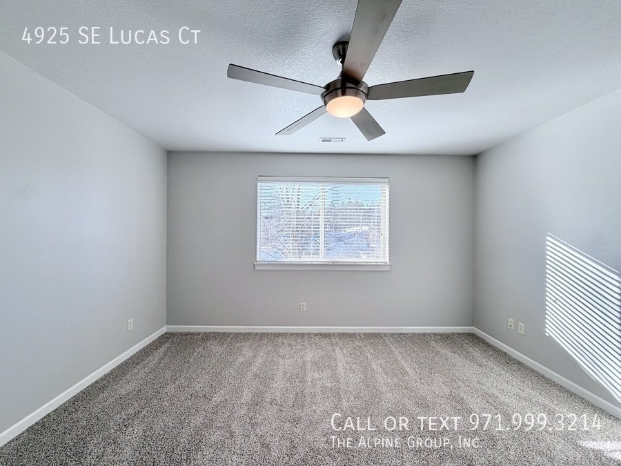 🧺 Washer/Dryer Included + Brand-New Carpet 🔑 Move-In Ready Milwaukie Condo property image
