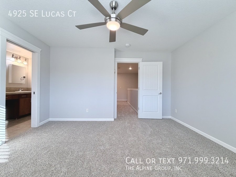 🧺 Washer/Dryer Included + Brand-New Carpet 🔑 Move-In Ready Milwaukie Condo property image