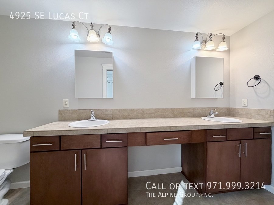 🧺 Washer/Dryer Included + Brand-New Carpet 🔑 Move-In Ready Milwaukie Condo property image
