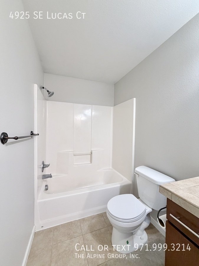 🧺 Washer/Dryer Included + Brand-New Carpet 🔑 Move-In Ready Milwaukie Condo property image