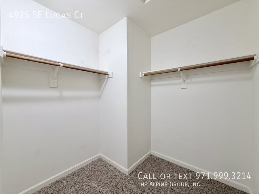 🧺 Washer/Dryer Included + Brand-New Carpet 🔑 Move-In Ready Milwaukie Condo property image