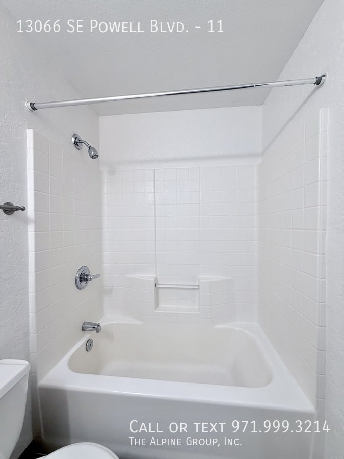 🔑 One Month FREE – Bright Top-Floor Retreat with Parking property image