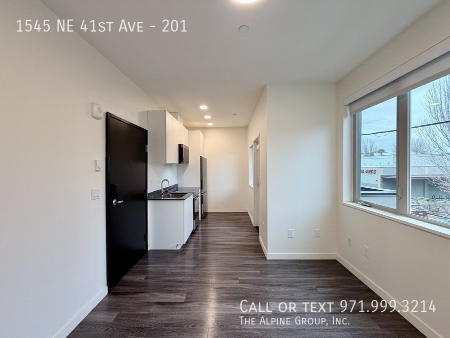 🔑 6–18 Month Leases Available + Rent Specials! |🏡 41 Central Studio! property image