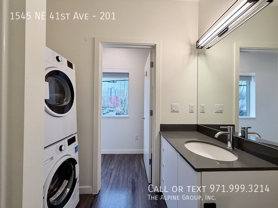 🔑 6–18 Month Leases Available + Rent Specials! |🏡 41 Central Studio! property image